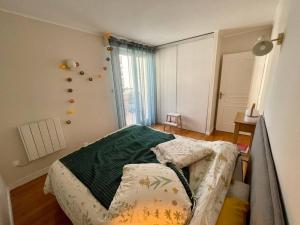 - une petite chambre avec un lit et une fenêtre dans l'établissement Charming appartment nearby Paris - JO 2024, à Rueil-Malmaison