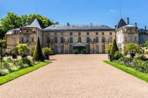 una imagen de una gran mansión con entrada en Charming appartment nearby Paris - JO 2024, en Rueil-Malmaison