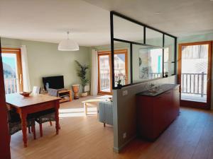 ein Wohnzimmer mit einem Tisch und einem Esszimmer in der Unterkunft Charmant Appartement Lac d'Annecy / Ski - 6 Pers in Menthon-Saint-Bernard