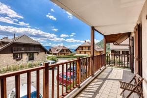 A balcony or terrace at Charmant Appartement Lac d'Annecy / Ski - 6 Pers