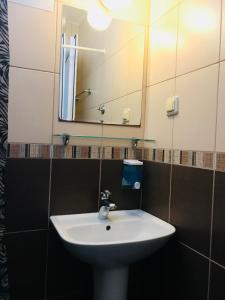 居姆貝特的住宿－凸輪酒店，一间带水槽和镜子的浴室