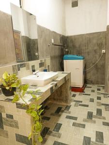 y baño con lavabo y espejo. en Maneesha Guest House, en Weligama