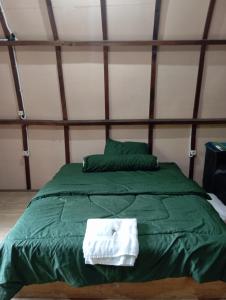 Katil atau katil-katil dalam bilik di BALE LANGGAK COTTAGES