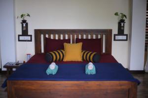 Cama ou camas em um quarto em Arana Sri Lanka Eco Lodge and Yoga Center