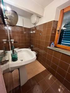 La salle de bains est pourvue d'un lavabo et d'un miroir. dans l'établissement L'angolo del Barbacane, à Terricciola