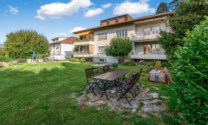 a table and chairs in the yard of a house at Alpenzauber Suite für vier in Thun