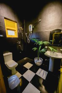 łazienka z toaletą, umywalką i doniczką w obiekcie Sugar Hostel Weligama - Coliving & Coworking w mieście Weligama