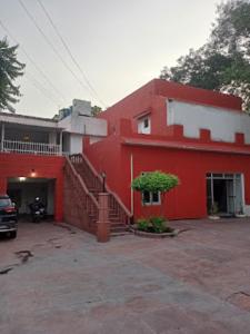 un edificio rojo con una escalera delante en Prince Tourist Lodge,Fatehpur Sikri, en Fatehpur Sīkri