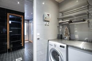 una lavanderia con lavatrice di Arctic River House a Rovaniemi