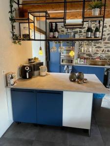 cocina con encimera azul y blanco en Maison La pierre du lezard, 