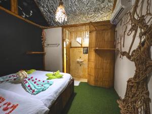 una camera con un letto in una stanza con bagno di The Rabbit Tree Hostel a Gili Meno Altre 37 foto