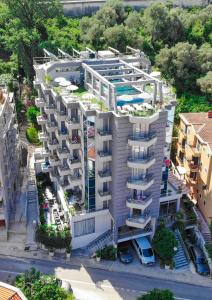 an overhead view of a large apartment building with a pool at Hotel La mer in Budva