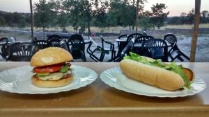 dos platos blancos con un sándwich en una mesa en Las Casitas de las Arribes en Aldeadávila de la Ribera