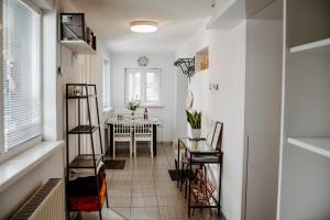 um corredor com uma mesa e uma sala de jantar em Big Garden House em Dunajská Streda