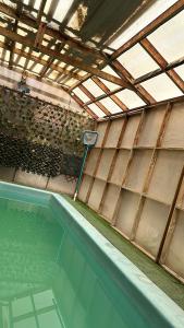 una piscina con pérgola y una piscina en alojamiento diario con baño compartido, en Calama