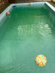 una piscina con una pelota en el agua en alojamiento diario con baño compartido, en Calama