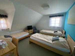 Säng eller sängar i ett rum på Penzion a restaurace Grunt