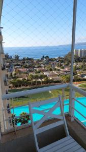 un balcone con vista sulla piscina di Espectacular Depto Laguna Vista Algarrobo (3D2B) ad Algarrobo
