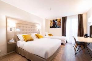 Postel nebo postele na pokoji v ubytování Hôtel Quality Suites Maisons-Laffitte Paris Ouest + 28 fotografií
