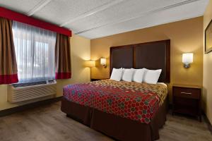 Habitación de hotel con cama y ventana en Econo Lodge Flagstaff Route 66 en Flagstaff