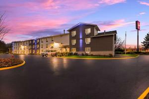 ein Gebäude mit einem Parkplatz davor in der Unterkunft Sleep Inn Kelso Longview in Kelso