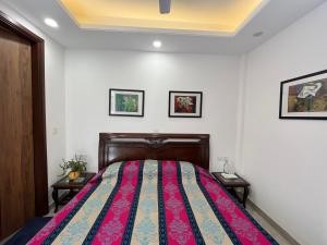 Postel nebo postele na pokoji v ubytování Fully Furnished Comfortable Rooms in Hauz Khas - Woodpecker Apartments
