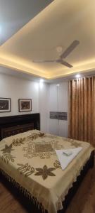 Postel nebo postele na pokoji v ubytování Fully Furnished Comfortable Rooms in Hauz Khas - Woodpecker Apartments