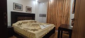 Postel nebo postele na pokoji v ubytování Fully Furnished Comfortable Rooms in Hauz Khas - Woodpecker Apartments