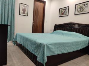 Postel nebo postele na pokoji v ubytování Fully Furnished Comfortable Rooms in Hauz Khas - Woodpecker Apartments