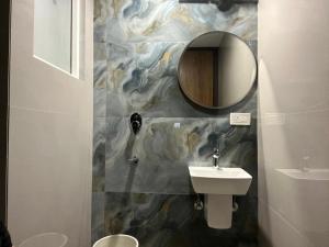 Koupelna v ubytování Fully Furnished Comfortable Rooms in Hauz Khas - Woodpecker Apartments