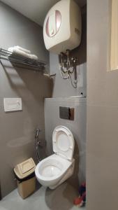 Koupelna v ubytování Fully Furnished Comfortable Rooms in Hauz Khas - Woodpecker Apartments