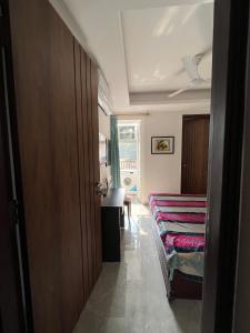Postel nebo postele na pokoji v ubytování Fully Furnished Comfortable Rooms in Hauz Khas - Woodpecker Apartments