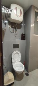 Koupelna v ubytování Fully Furnished Comfortable Rooms in Hauz Khas - Woodpecker Apartments