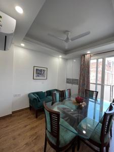 Posezení v ubytování Fully Furnished Comfortable Rooms in Hauz Khas - Woodpecker Apartments
