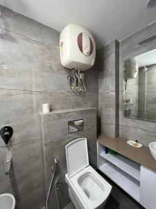 Koupelna v ubytování Fully Furnished Comfortable Rooms in Hauz Khas - Woodpecker Apartments