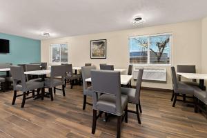 un comedor con mesas y sillas y una ventana en Sleep Inn Kelso Longview, en Kelso