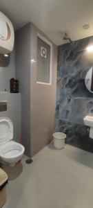 Koupelna v ubytování Fully Furnished Comfortable Rooms in Hauz Khas - Woodpecker Apartments