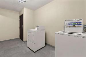 Kuchyň nebo kuchyňský kout v ubytování Sleep Inn Kelso Longview
