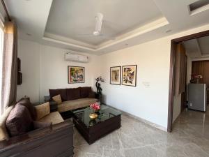 Posezení v ubytování Fully Furnished Comfortable Rooms in Hauz Khas - Woodpecker Apartments