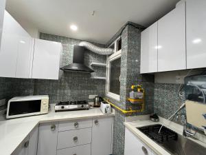 Kuchyň nebo kuchyňský kout v ubytování Fully Furnished Comfortable Rooms in Hauz Khas - Woodpecker Apartments
