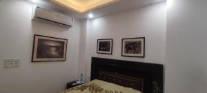 Postel nebo postele na pokoji v ubytování Fully Furnished Comfortable Rooms in Hauz Khas - Woodpecker Apartments