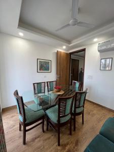 Posezení v ubytování Fully Furnished Comfortable Rooms in Hauz Khas - Woodpecker Apartments