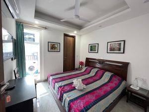 Postel nebo postele na pokoji v ubytování Fully Furnished Comfortable Rooms in Hauz Khas - Woodpecker Apartments