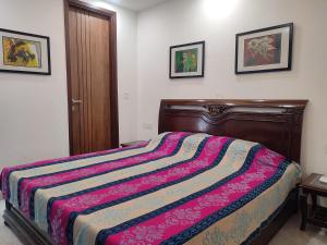 Postel nebo postele na pokoji v ubytování Fully Furnished Comfortable Rooms in Hauz Khas - Woodpecker Apartments