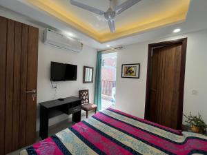 TV a/nebo společenská místnost v ubytování Fully Furnished Comfortable Rooms in Hauz Khas - Woodpecker Apartments