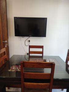 TV a/nebo společenská místnost v ubytování Fully Furnished Comfortable Rooms in Hauz Khas - Woodpecker Apartments