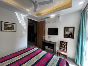 TV a/nebo společenská místnost v ubytování Fully Furnished Comfortable Rooms in Hauz Khas - Woodpecker Apartments
