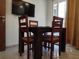 TV a/nebo společenská místnost v ubytování Fully Furnished Comfortable Rooms in Hauz Khas - Woodpecker Apartments