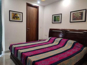 Postel nebo postele na pokoji v ubytování Fully Furnished Comfortable Rooms in Hauz Khas - Woodpecker Apartments