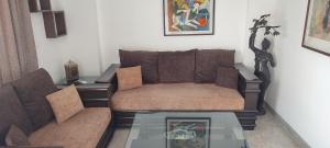 Posezení v ubytování Fully Furnished Comfortable Rooms in Hauz Khas - Woodpecker Apartments